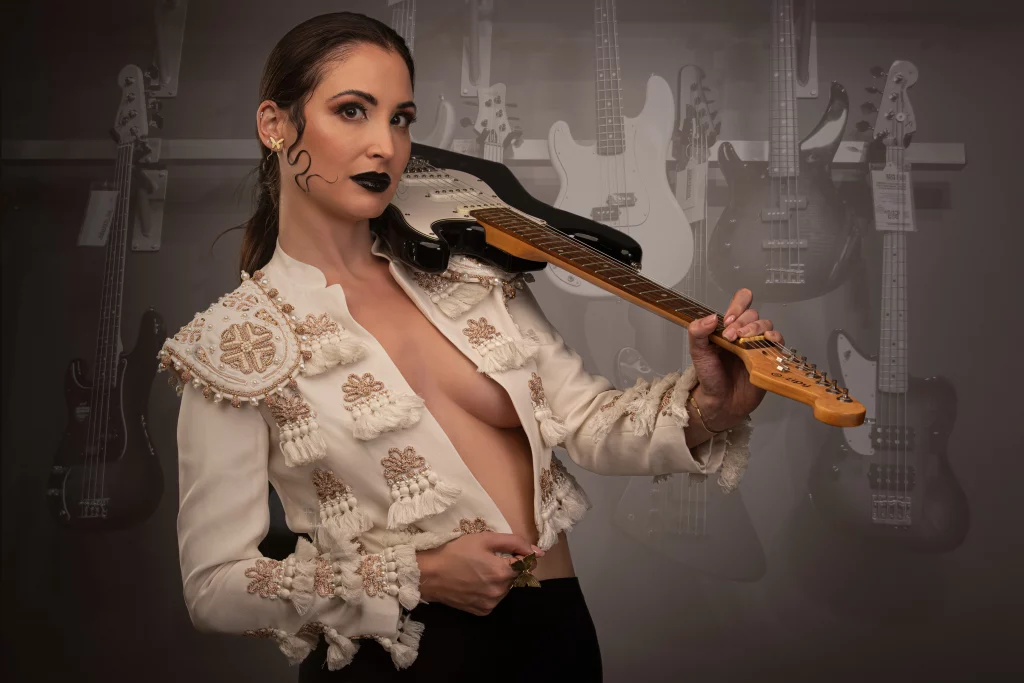 Matilde Cano. Chaqueta goyesca. Guitarra. Open Call Vogue Espapa 2023. Fotografía de Pedro Arroyo. Estudio2K