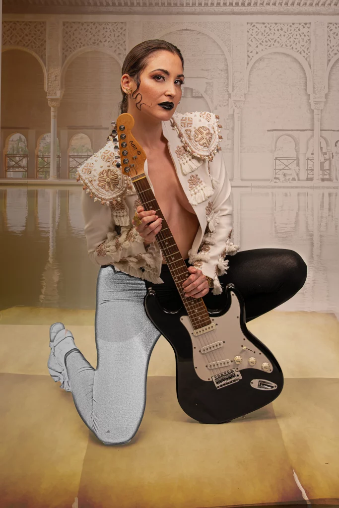 Matilde Cano. Chaqueta torera goyesca. Guitarra. Fotografía de Pedro Arroyo. Estudio 2K.  Open Call Vogue Espapa 2023. 